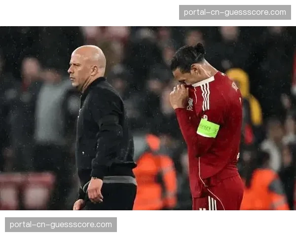 利物浦0-4遭巴黎双杀出局，斯洛特高位压迫豪赌在安菲尔德彻底失败