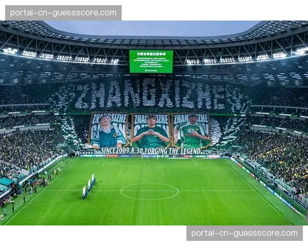 北看台展示巨幅TIFO,图案为本队传奇球员在肋部区域经典进球瞬间 北看台展示巨幅TIFO,图案为本队传奇球员在肋部区域经典进球瞬间